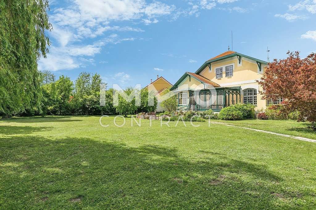Französisches Jagd-Chalet - nur 30 Minuten von Wien: 2.000 m² Grundstück in unverbaubarer Ruhelage