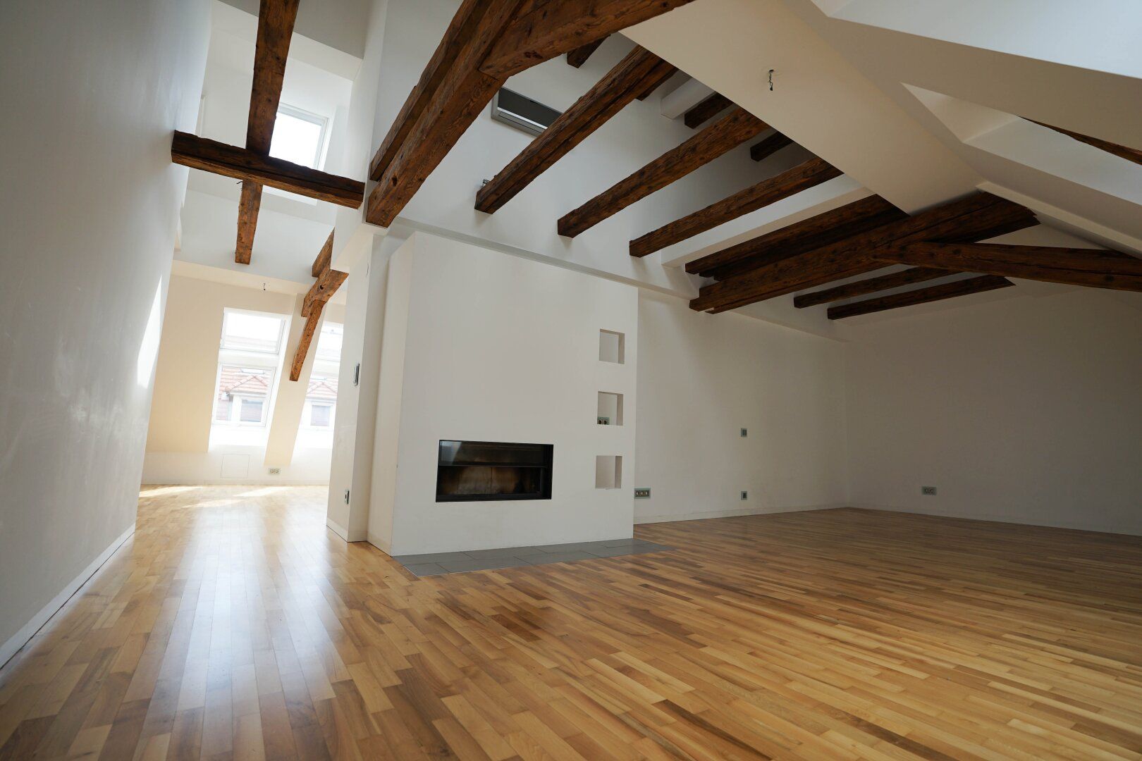 Mit Video! 1010 Wien: Luxus-Dachgeschoß Wohnung am Fleischmarkt mit ca. 257m²  + ca. 30m² Dachterrasse ab Juli zu vermieten