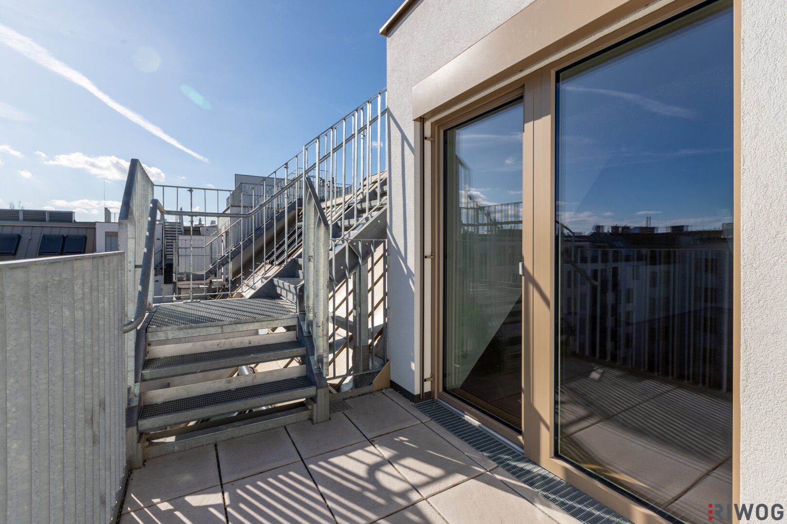 ERSTBEZUG mit DACHTERRASSE | DG-Maisonette Nähe Alte Donau | Traumhafter Fernblick | Teils hofseitig | Fernwärme | TG-Stellplatz optional | Ideal für Anleger oder Eigennutzer | Nachhaltiges Projekt - Изглед 5