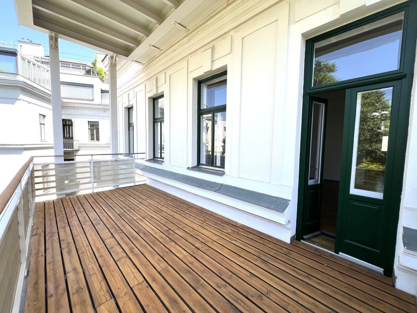 Besonders ansprechendes, klimatisiertes Apartment mit Terrasse und mit Blick in palaisartigen Garten / Exquisite apartment with terrace and view of the palatial garden