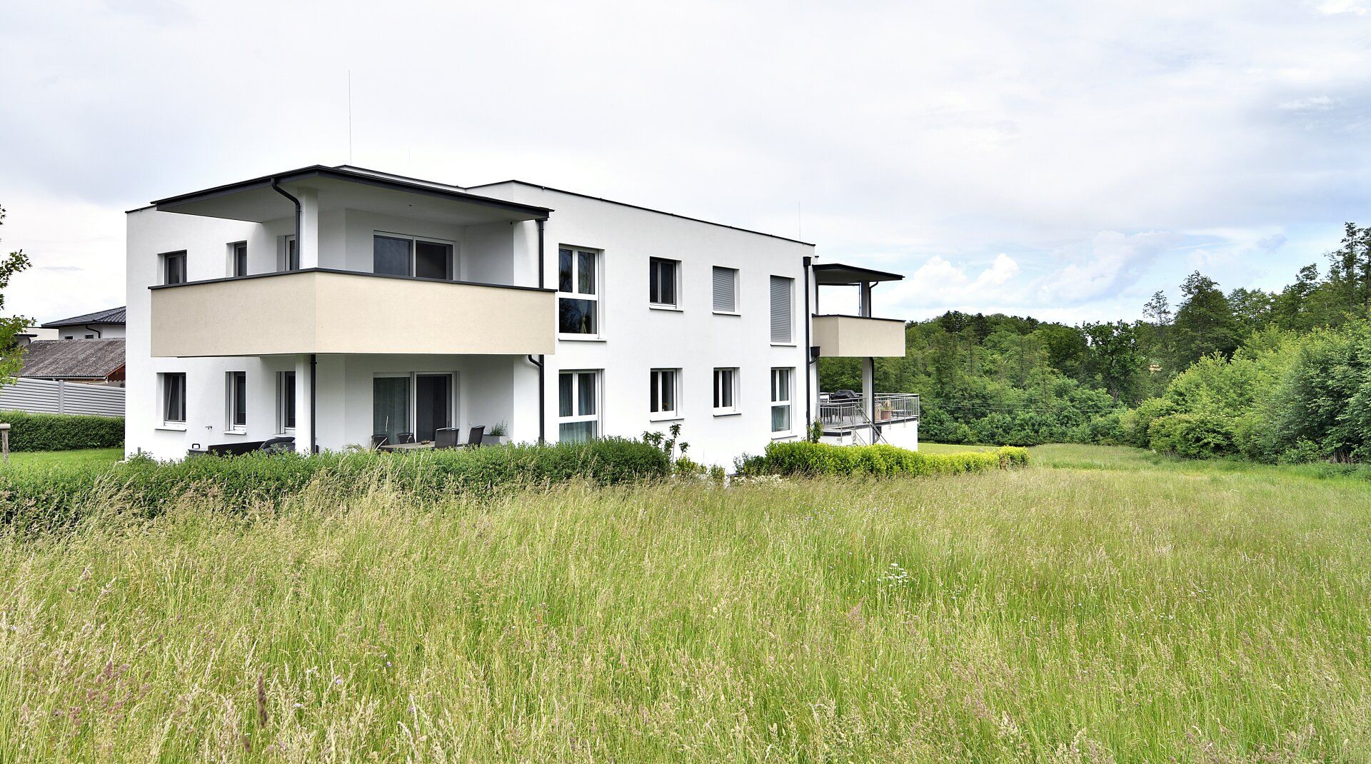 Moderne Wohnung in Ruhelage und zwei Stellplätzen