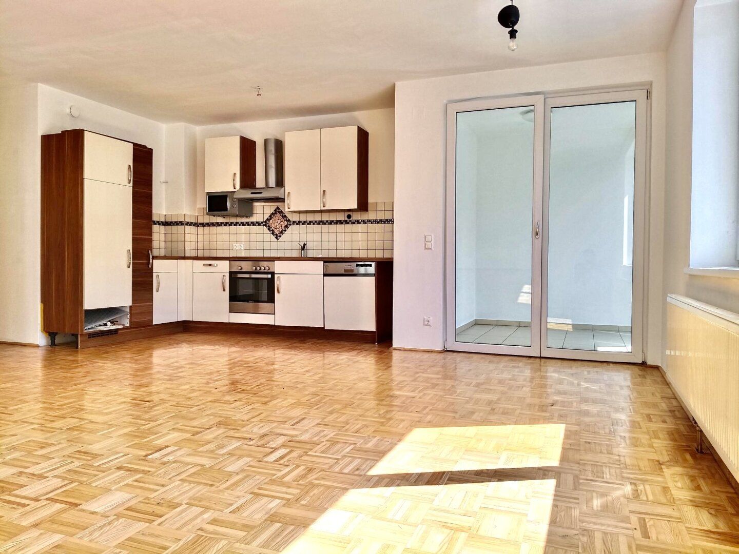 Großzügige | Moderne 2 Zimmerwohnung mit Wintergarten + Loggia! Inkl. TG & neuer Küche!