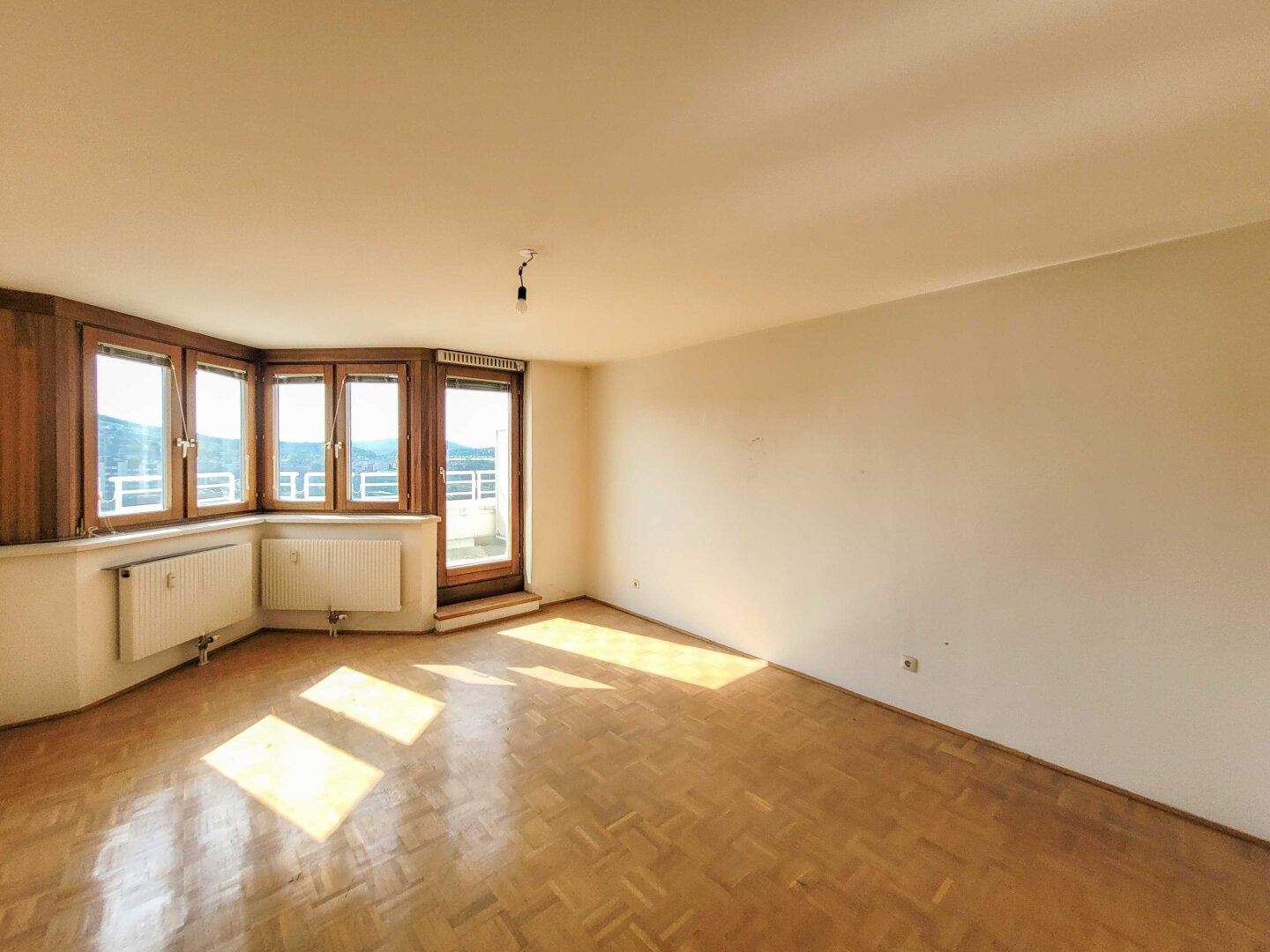 NEUER PREIS! PROVISIONSFREI VOM EIGENTÜMER! 3D-Tour! 13.OG! FERNBLICK AUF DEN WIENERWALD! 4-ZIMMER MAISONETTE-WOHNUNG MIT TERRASSE NÄHE U4!