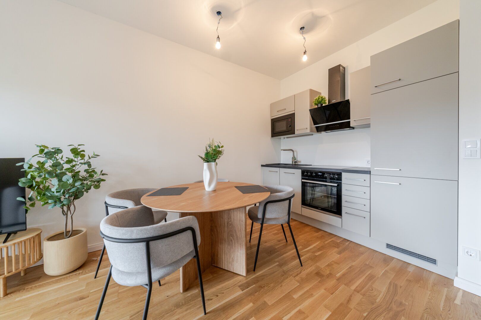 Modern möblierte 2-Zimmer-Wohnung mit großer Terrasse & Tiefgaragenplatz - flexibler Mietzeitraum!