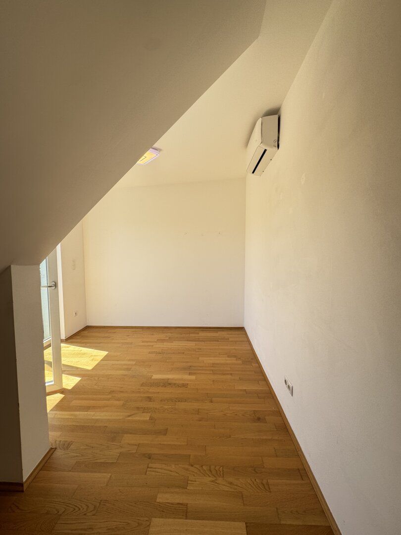 ***Moderne 2-Zimmer-Dachgeschosswohnung mit zwei Balkonen in Ruhelage nahe U1*** - Ansicht 4