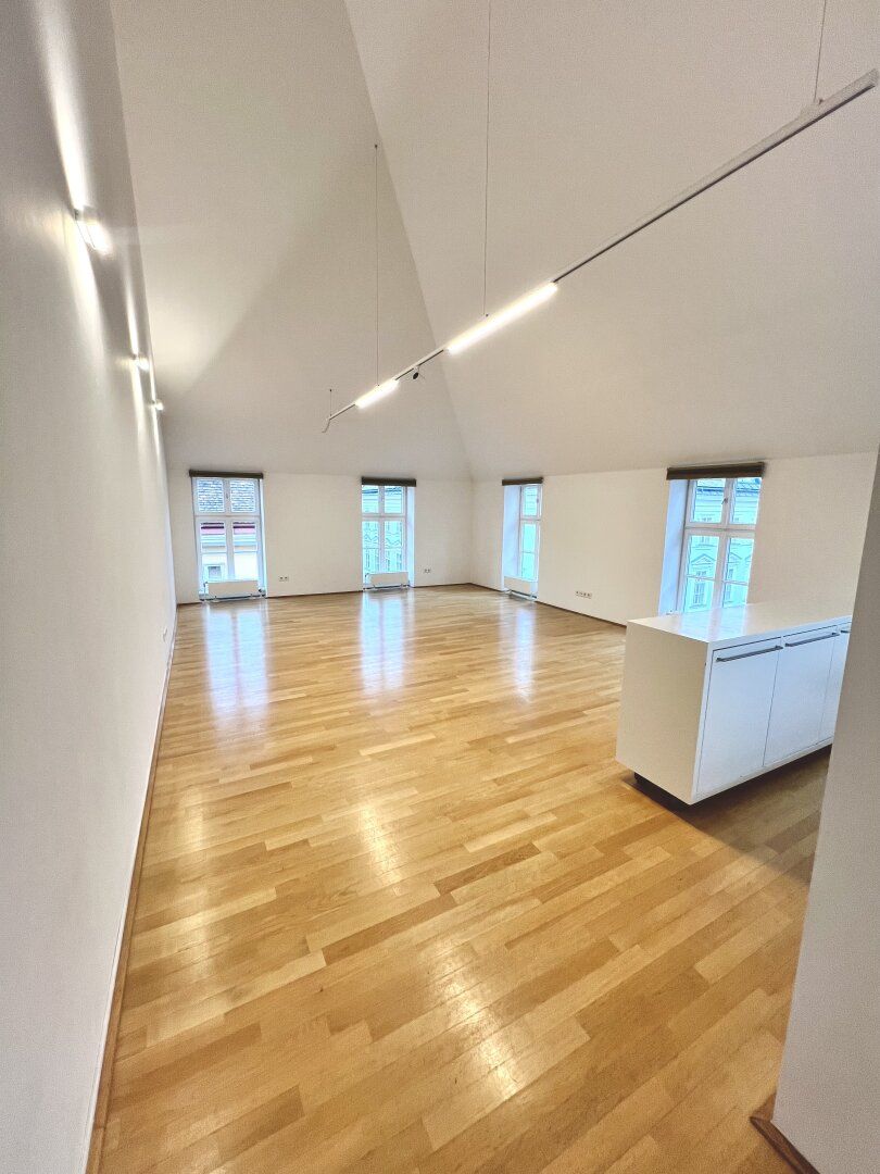 Dachgeschoss-Maisonette mit 128m² & Terrasse, 4 Zimmer in 1090 zu Mieten!