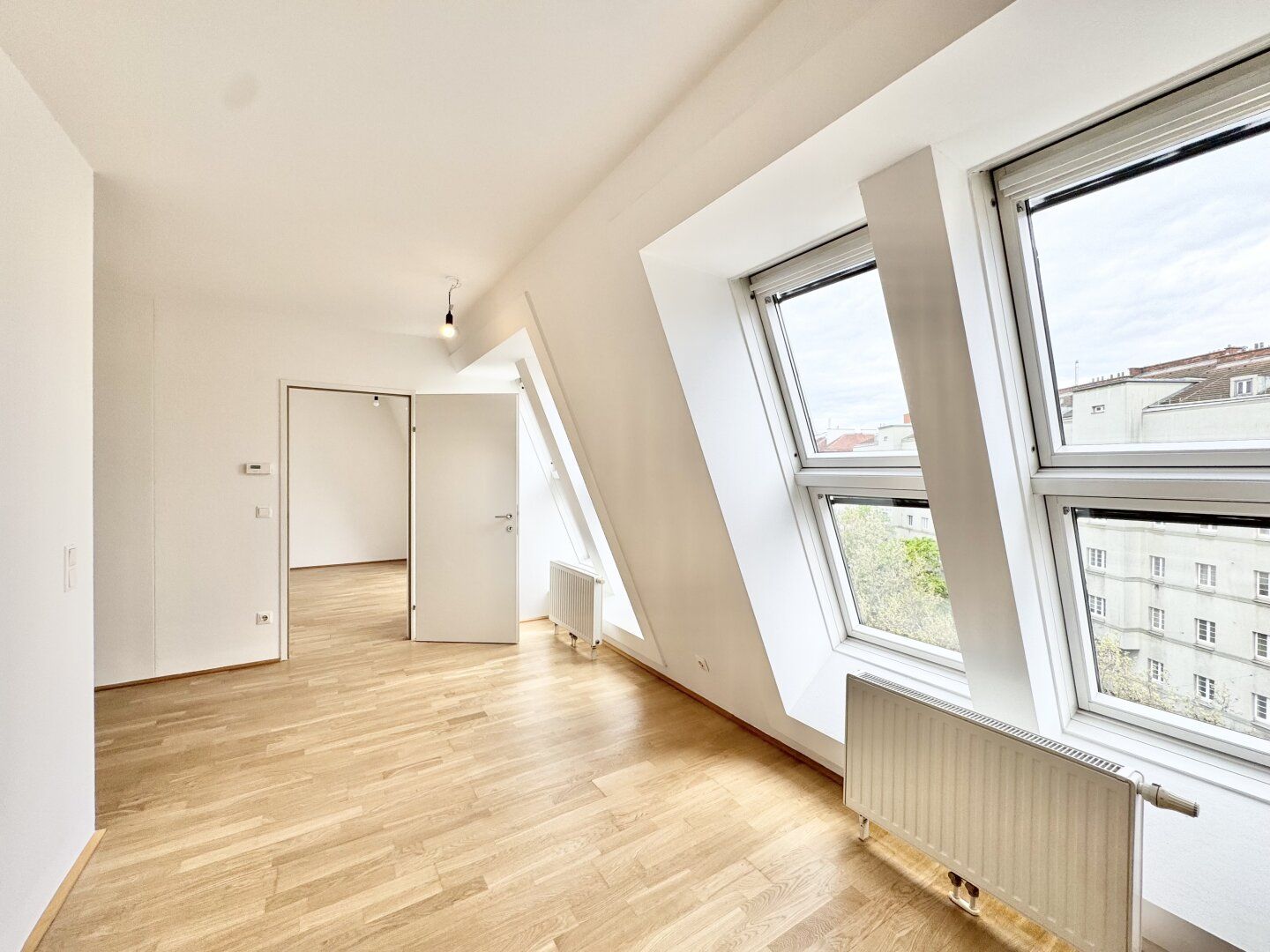 Helle 2 Zimmer im DG | Nächst Reumannplatz | Optionale Garage