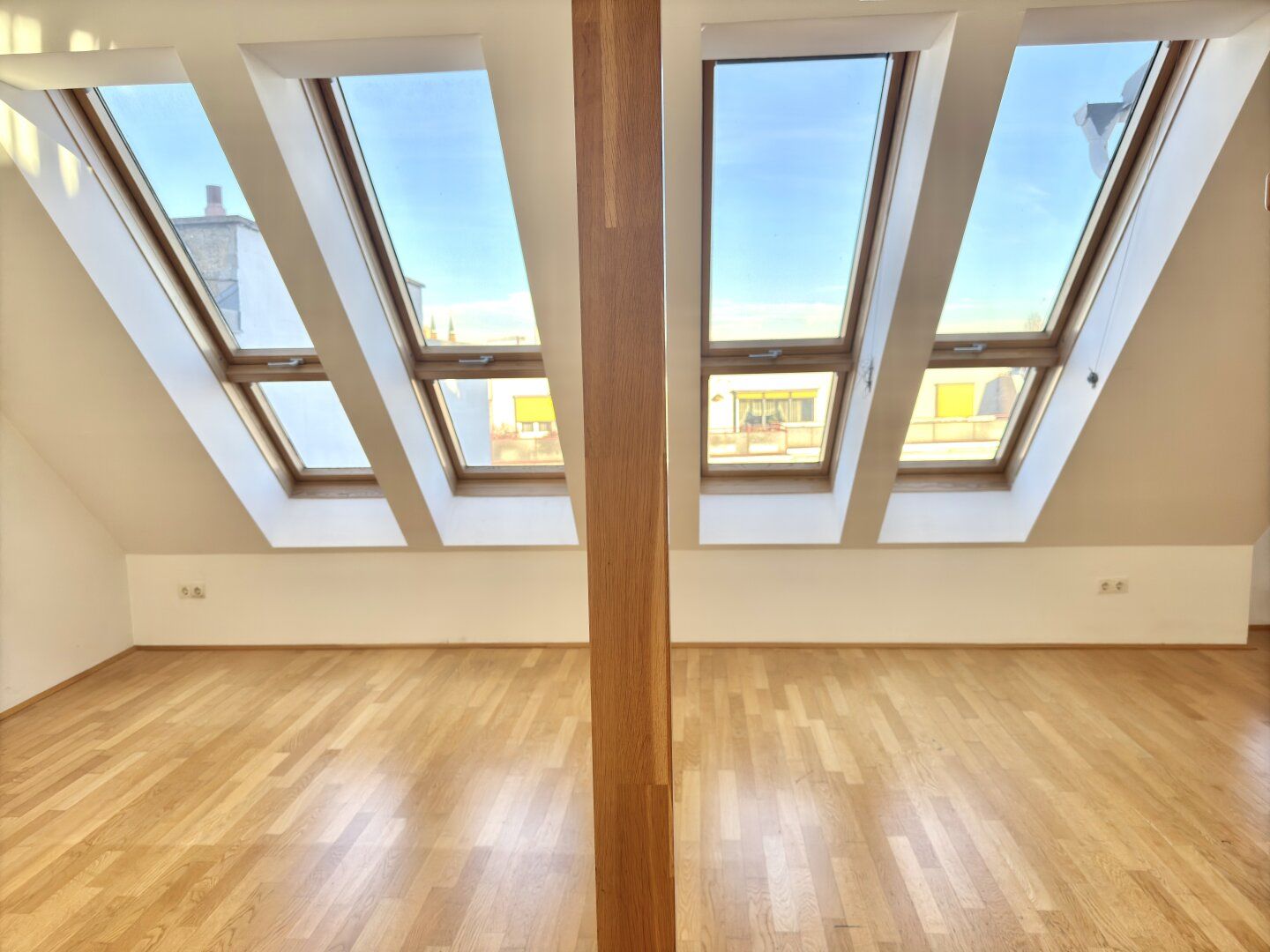 Moderne Dachgeschosswohnung mit Galerie & Terrasse nahe Westbahnhof