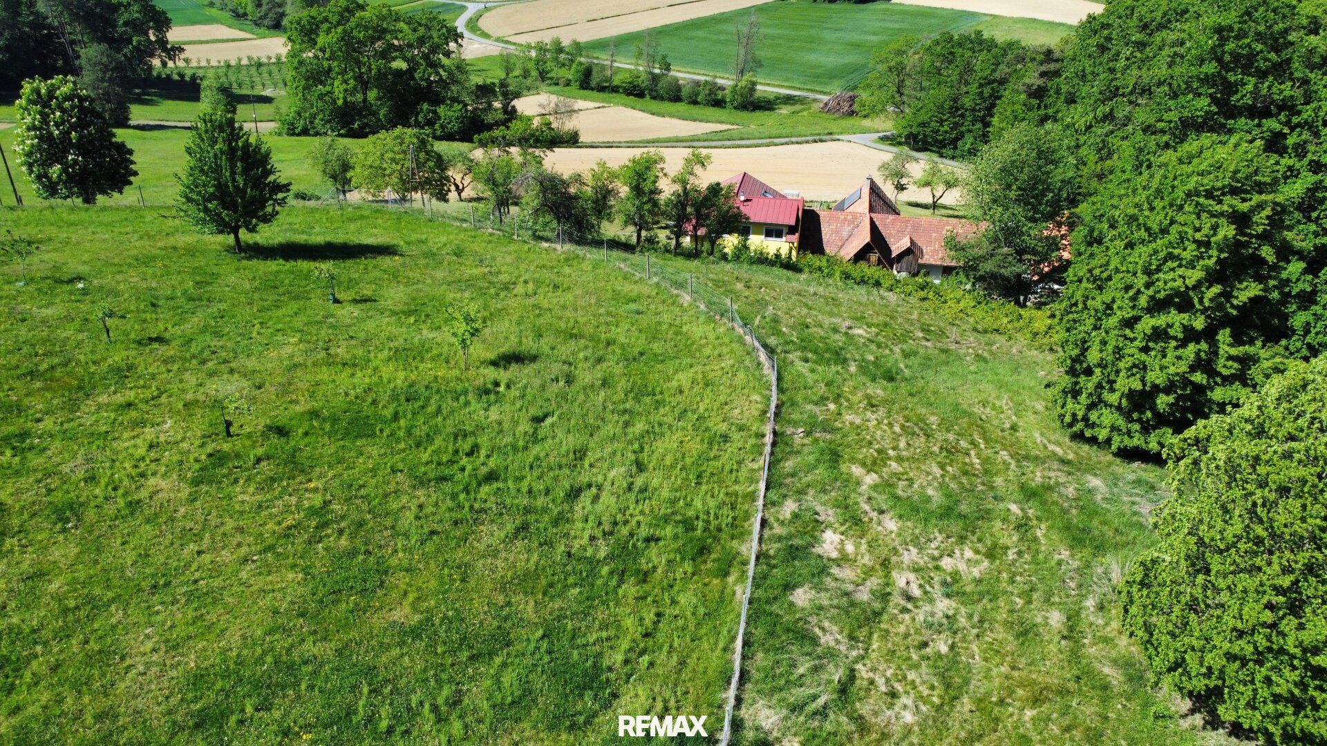 Sonnige Landwirtschaftsfläche mit vielseitigem Potenzial - ideal für Tierhaltung & Naturprojekte - Mehr