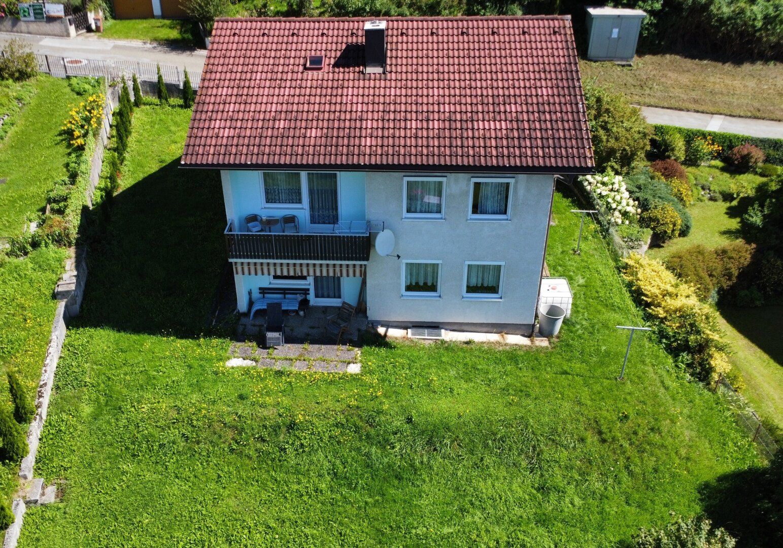 Wohnhaus mit südseitigem Balkon u. Terrasse, Garagen, voll unterkellert