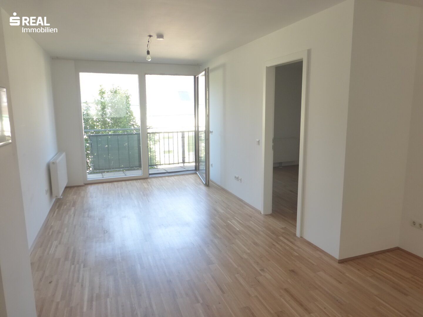 Attraktive, sonnige Neubauwohnung mit Balkon und Garagenplatz - 32 m² (!) Wohnzimmer
