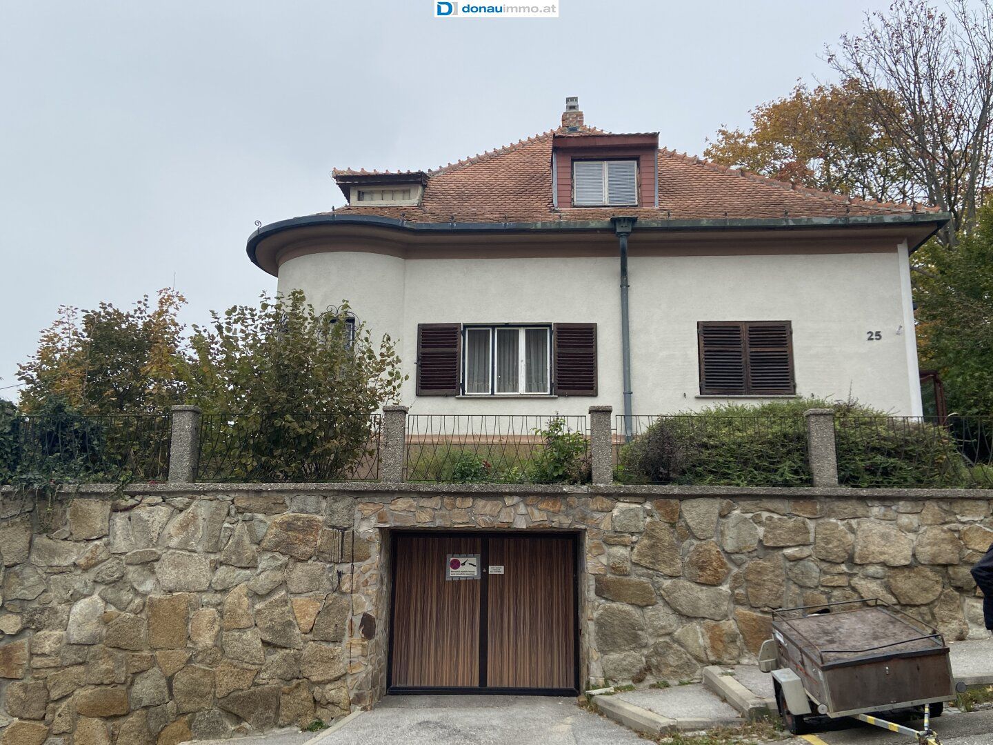 Jahrhundertwendehaus mit traumhaften Ausblick auf Hollabrunn, Gartenoase und Pool sucht Liebhaber!