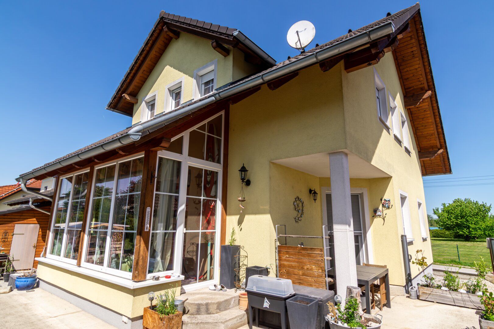 Einfamilienhaus auf großem Grundstück mit Doppelgarage, Pool und Wintergarten in Asten