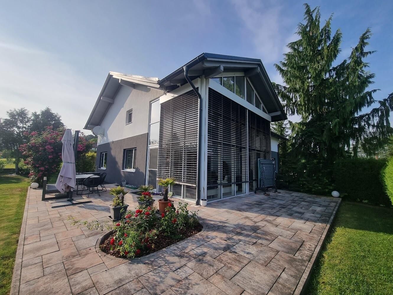 Hart bei Graz: großes Einfamilienhaus mit 275 m2 Wfl., 1670 m2 Grund und Außenpool