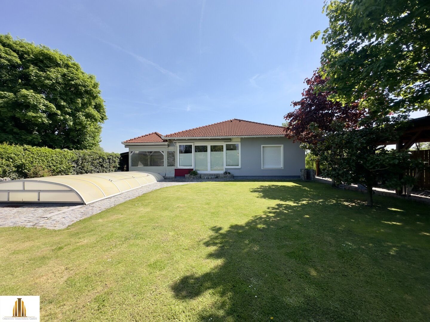 Eleganter Bungalow in Tribuswinkel: Ihr Traumhaus mit Garten, überdachten Pool und Terrasse!