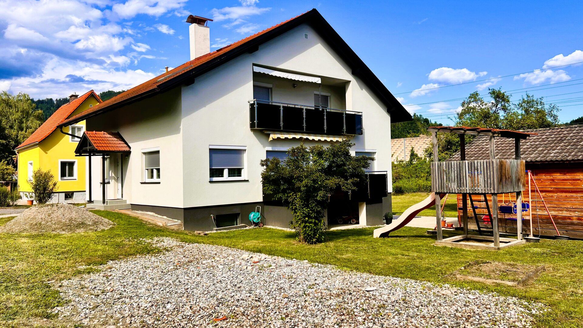 Vollsaniertes Wohnhaus für ein oder zwei Familien - großzügiges Grundstück & Ausbaureserve