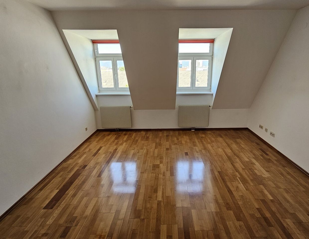 Parkanlage vor der Haustüre - Mietwohnung mit Einbauküche im Dachgeschoss