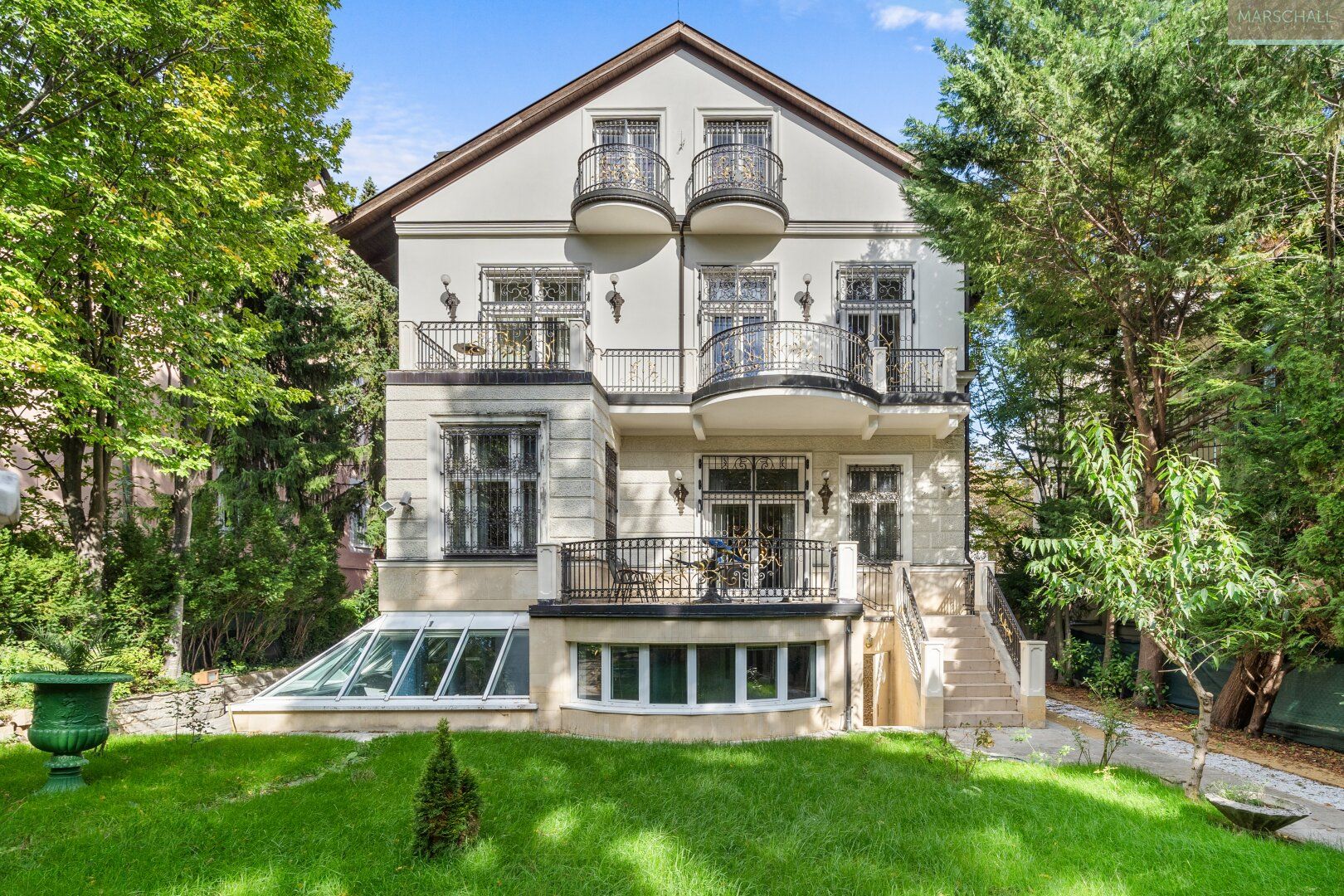 Herrschaftliche Villa mit Indoorpool und Lift in Toplage - Ansicht 5