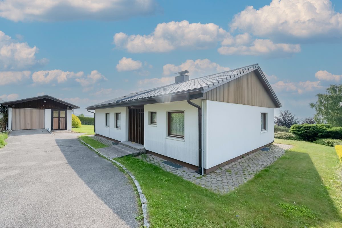 HELLMONSCHÖN - Bungalow mit 2300 m2 Grund und Weitblick am Pelmberg
