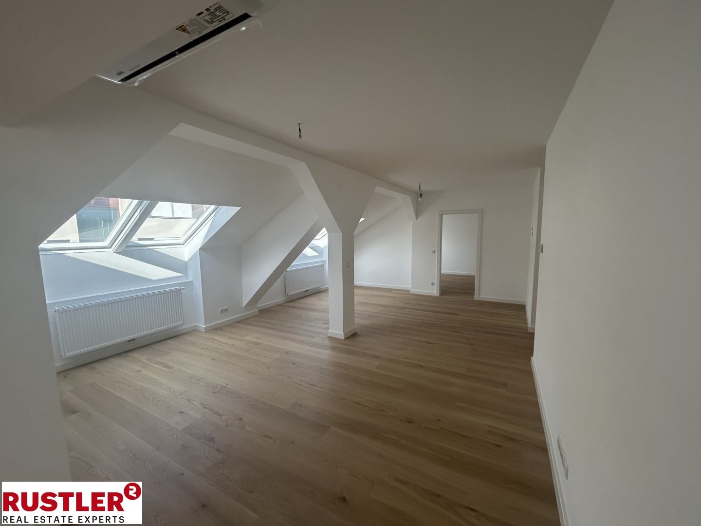 Helle 3 Zimmer Dachgeschosswohnung bei U3 Schlachthausgasse