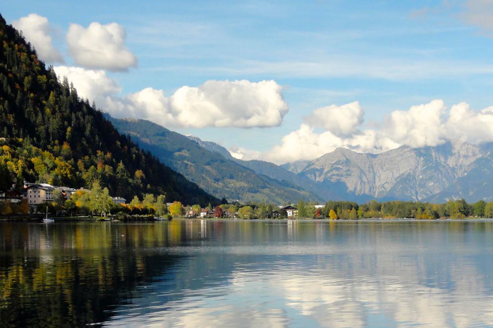 Lichtdurchfluteter Traum mit umlaufender Terrasse und Blick auf den See