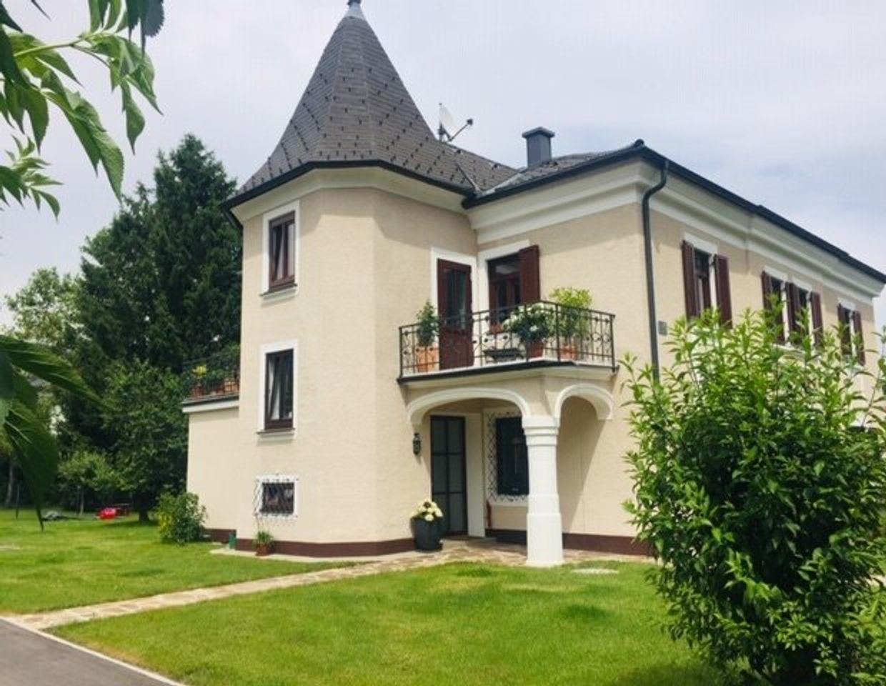 Traumwohnung in historischer Villa!