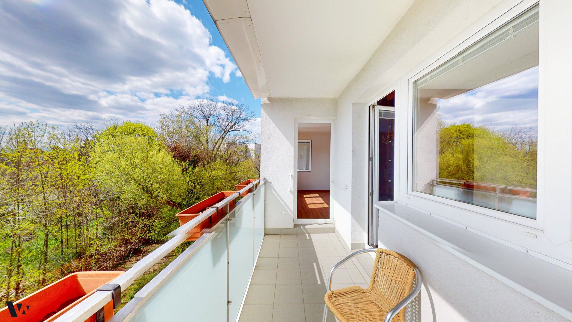 HERRSCHAFTLICH, RUHIG UND MIT GRÜNBLICK: WOHNUNG MIT LOGGIA & GARAGE NÄHE KRANKENHAUS