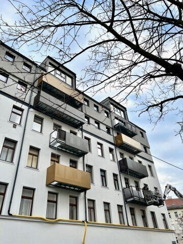 Besondere Gelegenheit: Abgewohnte, gut aufgeteilte Altbauwohnung mit 2 Balkonen!