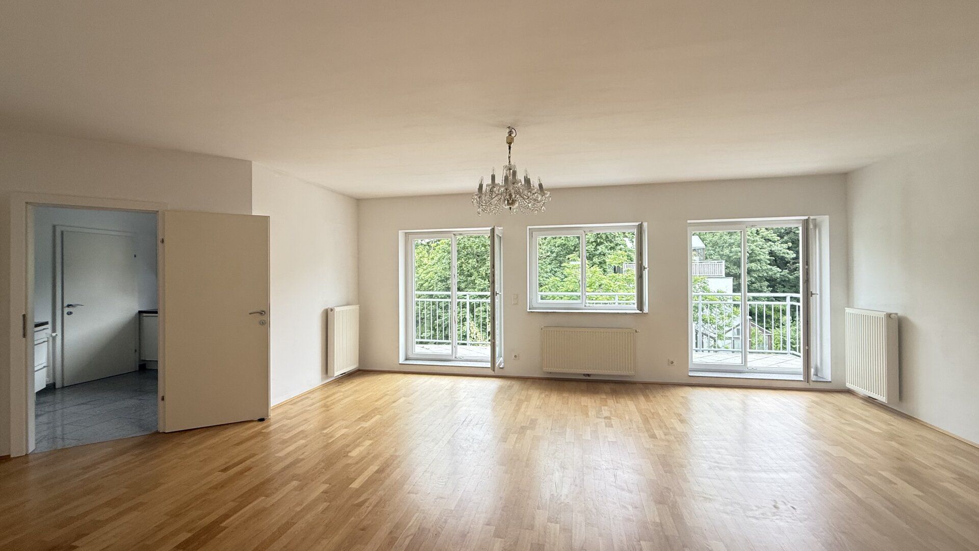 4-Zimmer-DG-Wohnung mit separater Küche und großem hofseitigen Balkon!