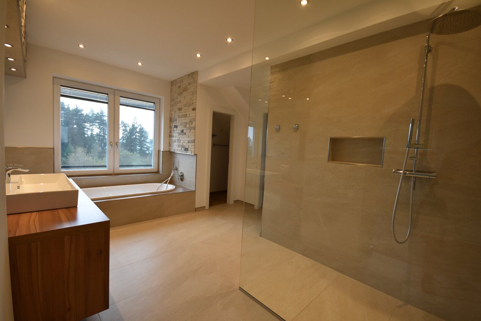 Alleinlage - Hochwertiges Wohnhaus mit Nebengebäuden auf ehemaliger Hofstelle - Vista 5