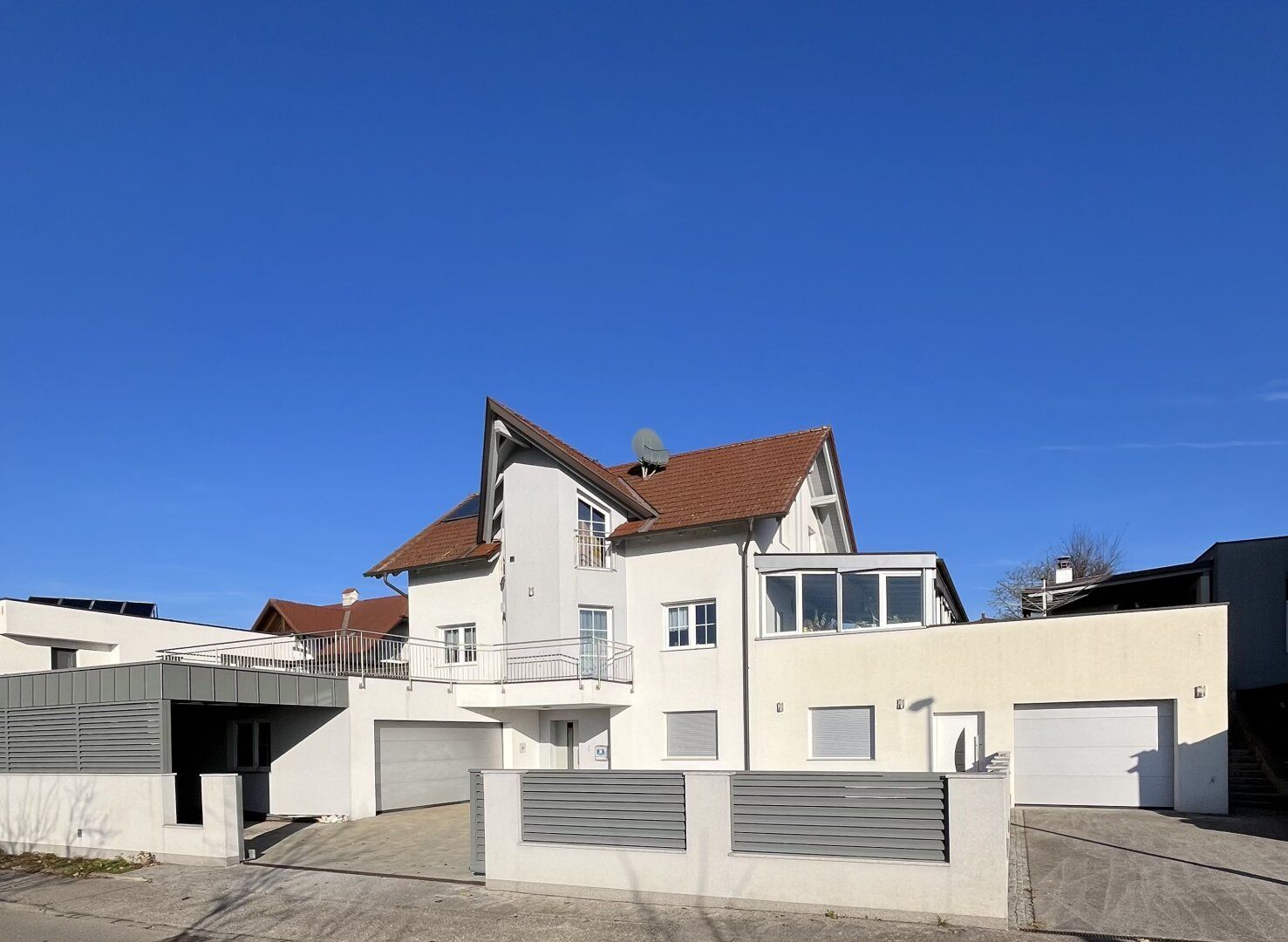 Steinhaus: Großzügiges Einfamilienhaus mit Traunsteinblick, 2 Doppelgaragen & Wintergarten