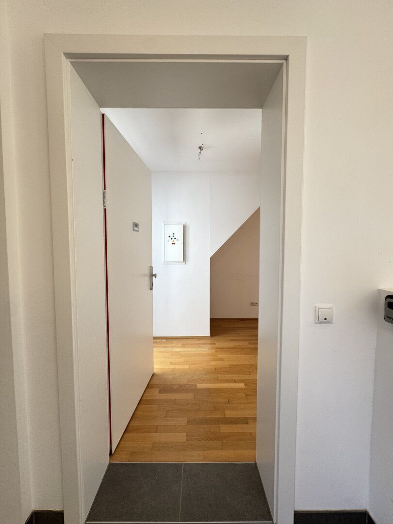 ***Moderne 2-Zimmer-Dachgeschosswohnung mit zwei Balkonen in Ruhelage nahe U1*** - Ansicht 5