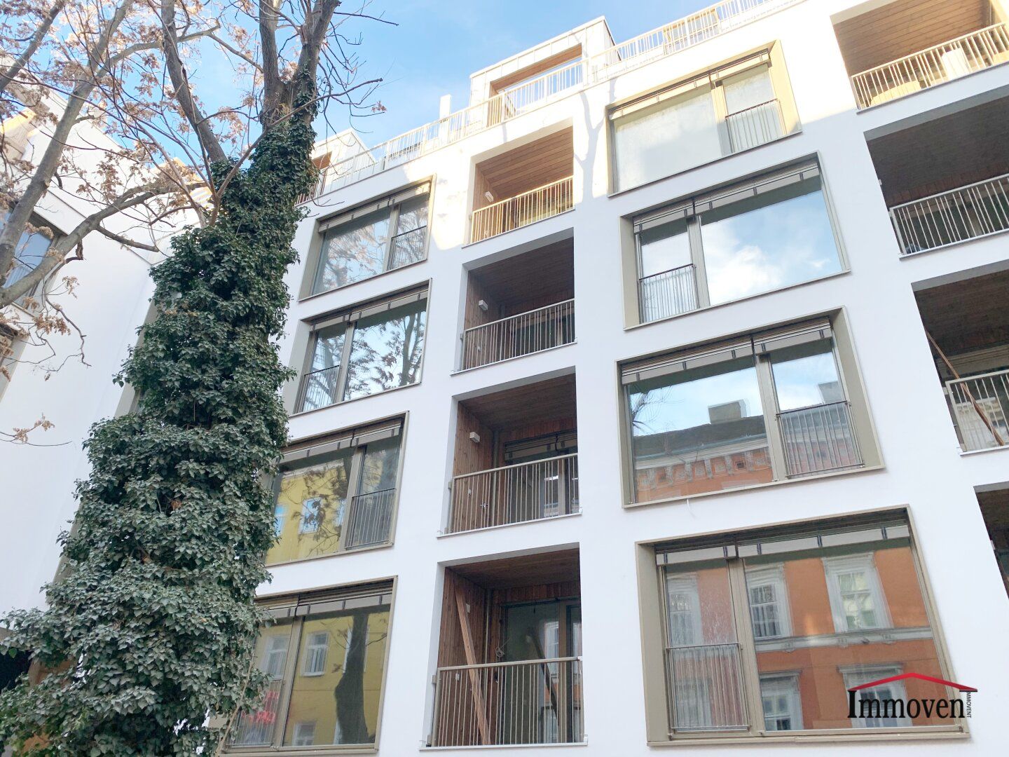 Zentrale Lage und Ruhelage: Hofseitige, moderne 2-Zimmerwohnung mit großer Loggia!
