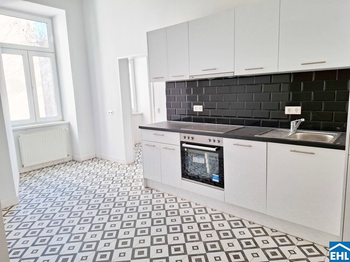 Helle Wohnung mit modernem Badezimmer und neuer Küche