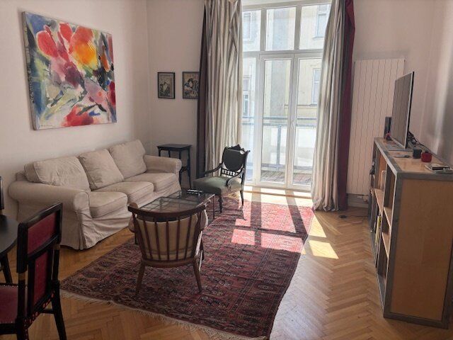 helle Altbauwohnung mit Terrasse!