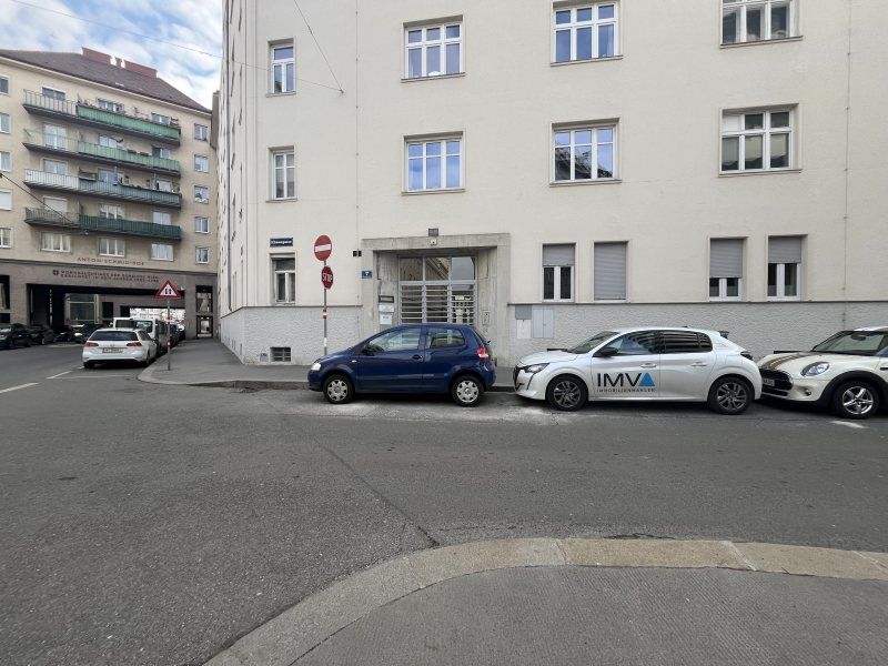 Unbefristet vermietete 4 Zimmer Wohnung mit kleinem Balkon Nähe Schloss Belvedere