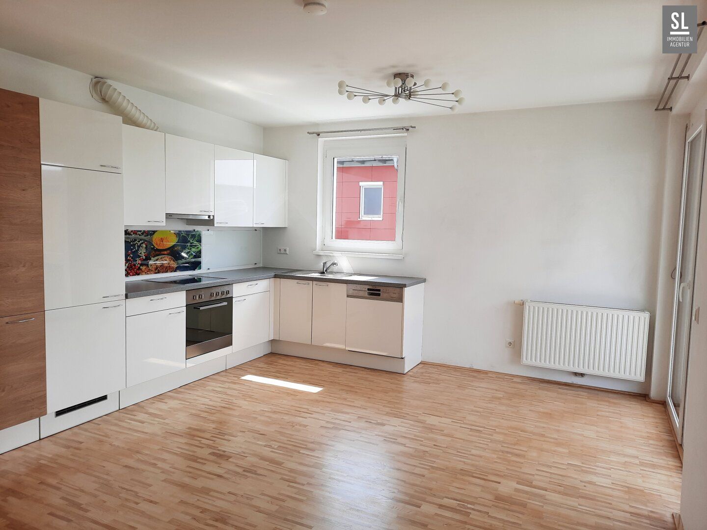 Großer überdachter SW-Balkon - ruhige 2 Zi Wohnung, AR, TG Platz und Kellerabteil