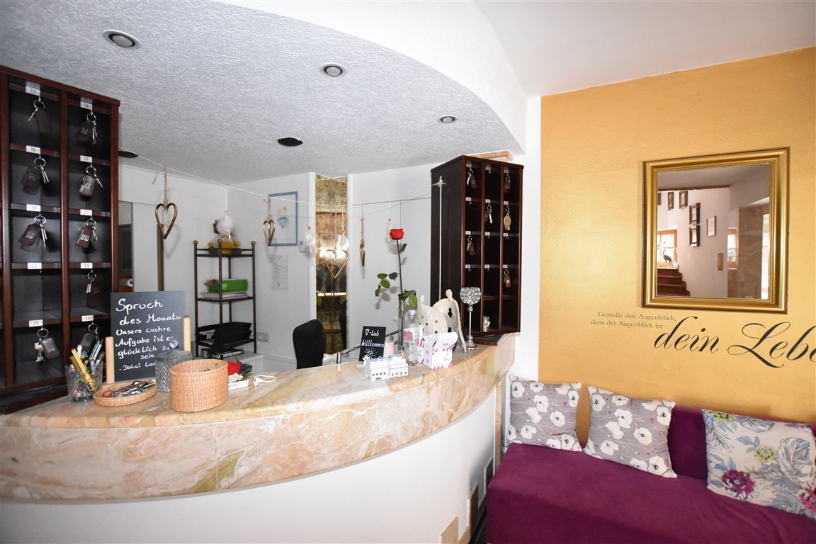 Bezauberndes und top ausgestattetes Boutique Hotel mit 4 romantischen Suiten, 18 Zimmern und einer Betreiberwohnung - Mehr