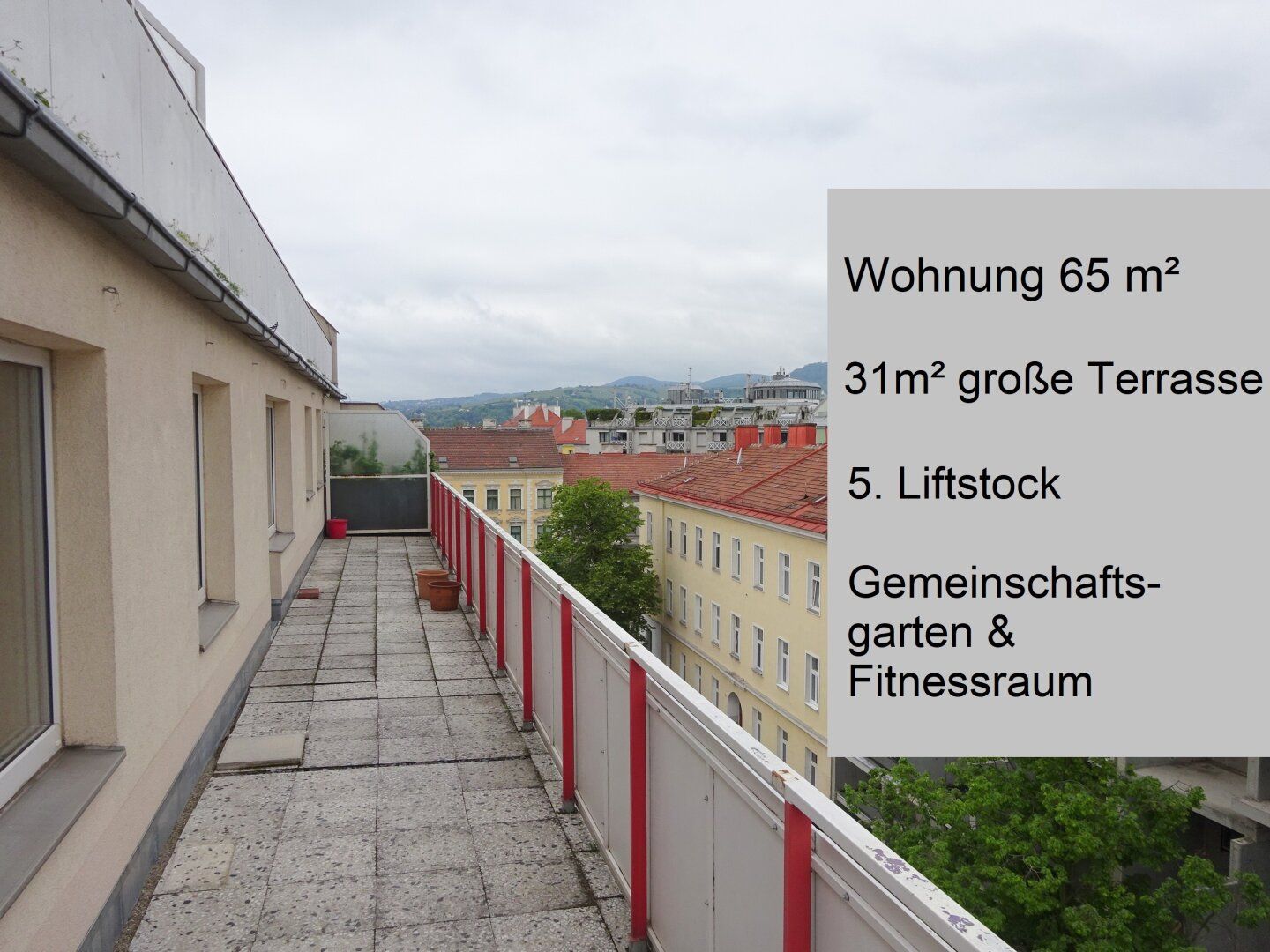 Helle Wohnung mit 31m² Terrasse im fünften Liftstock, großem grünen Gemeinschaftsgarten & Fitnessraum