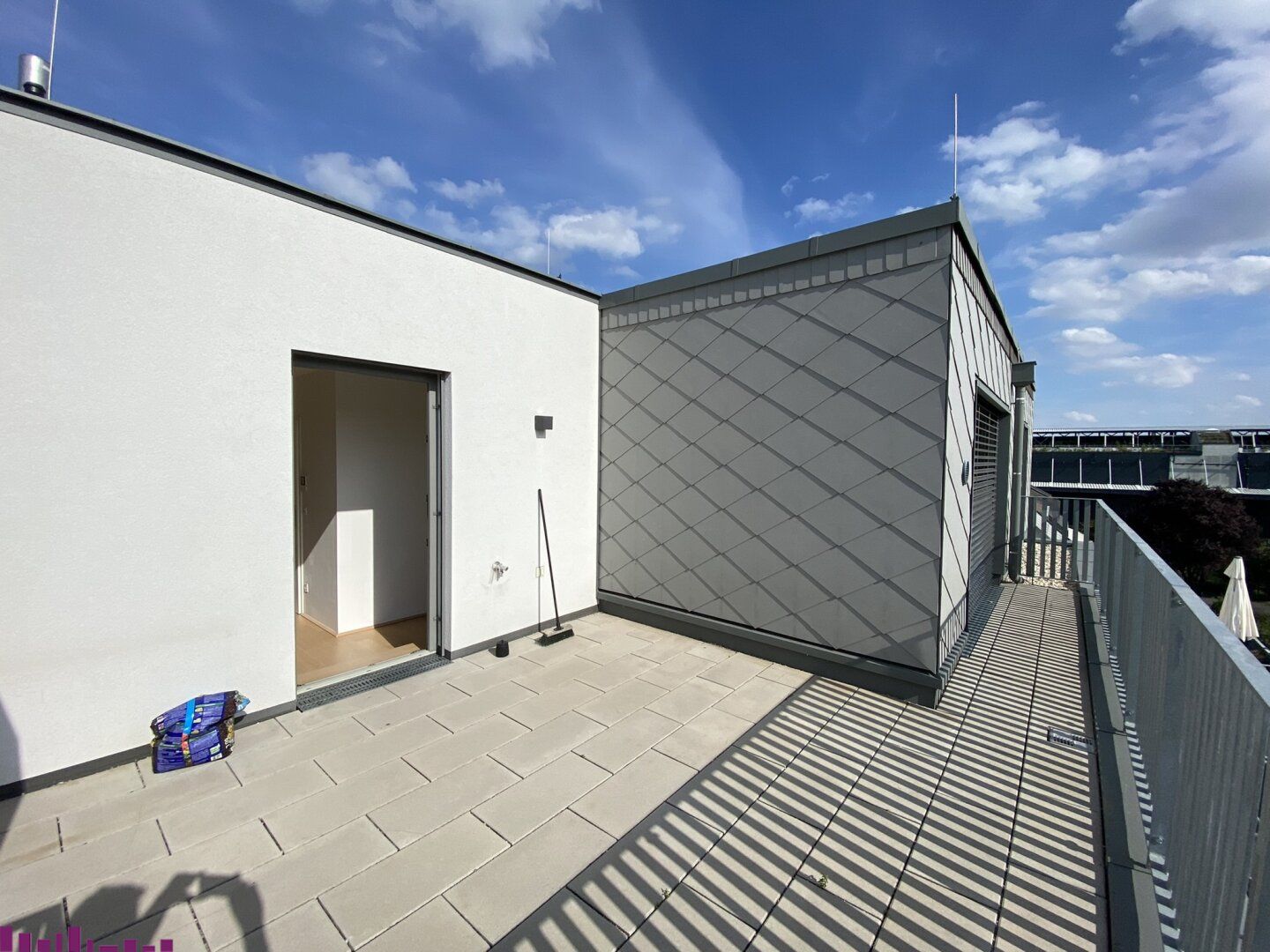 Großzügige 2 Zimmer mir riesiger Terrasse - hell und modern - super Lage!