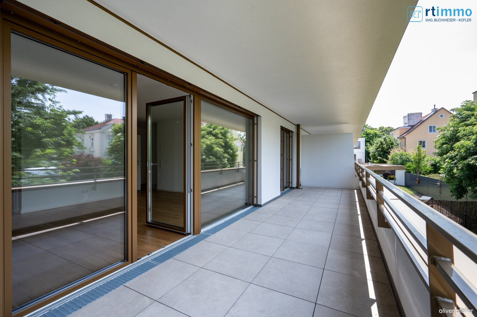 NEUBAUERSTBEZUG: MODERNE; RUHIGE 2 ZIMMERWOHNUNG MIT BEEINDRUCKENDEM BALKON + GARAGENPLATZ