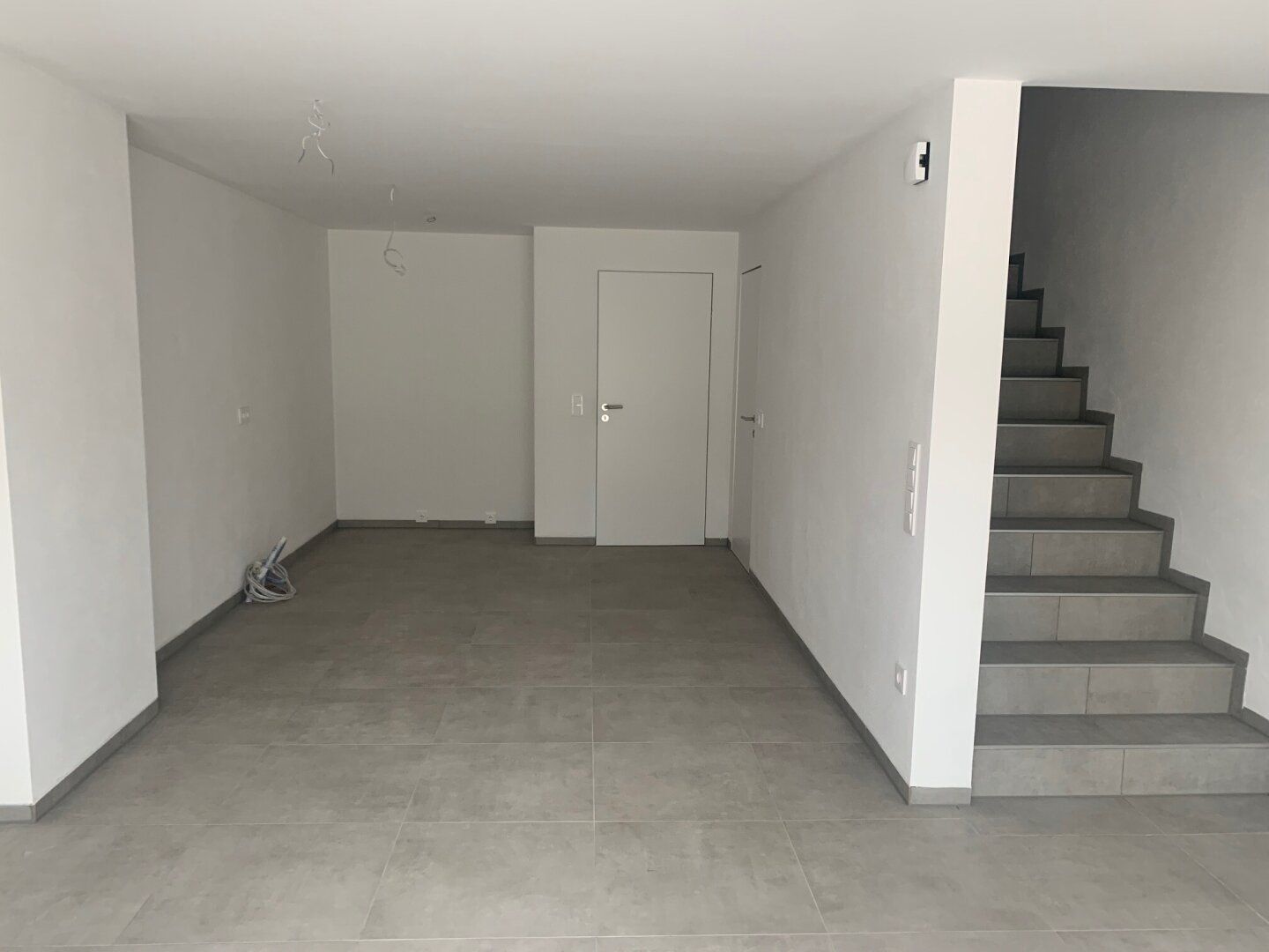 Erstbezugs - Maisonettewohnung mit Reihenhauscharakter mit überdachter Terrasse und Garage