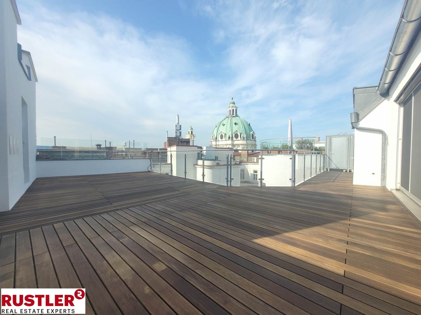 TRAUMHAFTE DG-WOHNUNG MIT BLICK AUF DIE KARLSKIRCHE!