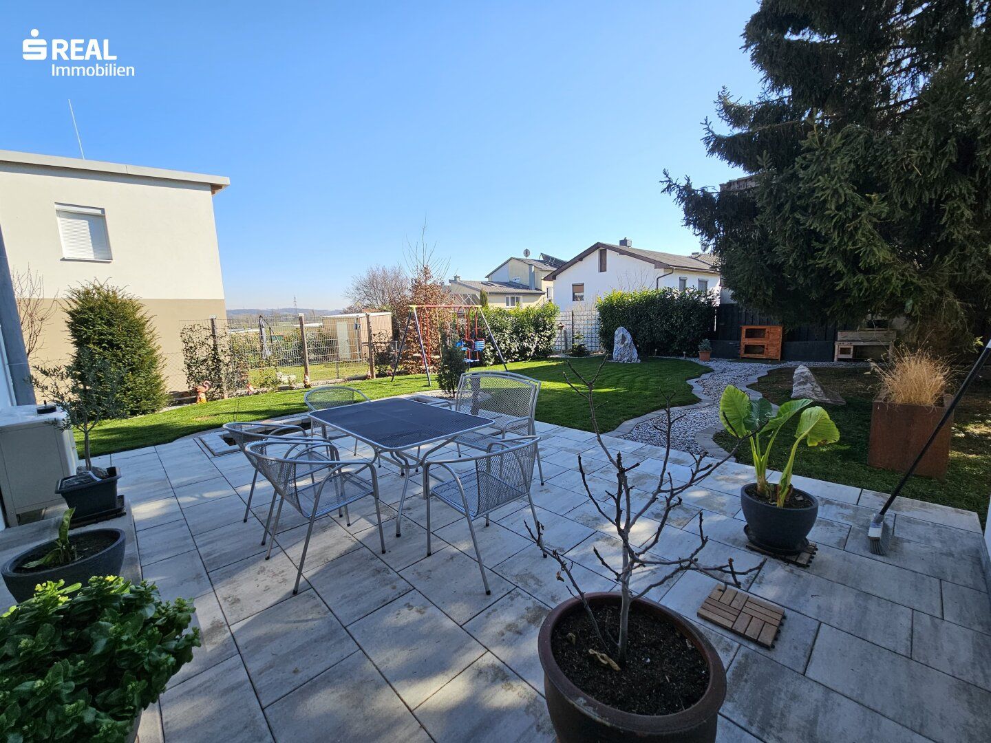 top generalsanierte 3 Zimmer-Wohnung mit Gartennutzung und Parkplatz in absoluter Ruhelage