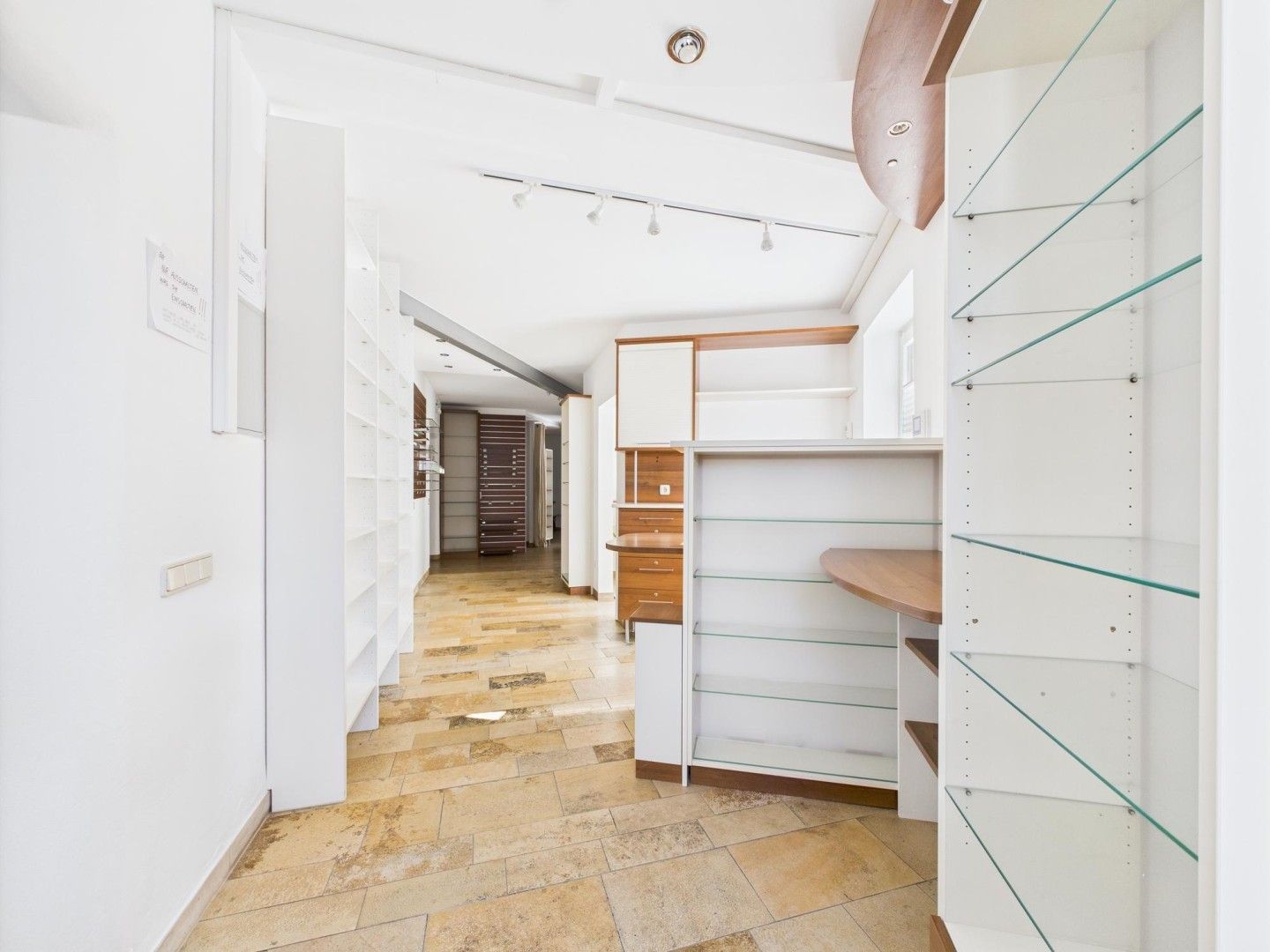 LINZ-URFAHR (Katzbach): Attraktive 120 m² Geschäfts- Praxis- Ordination- oder Bürofläche in der Freistädter Straße - Ansicht 2