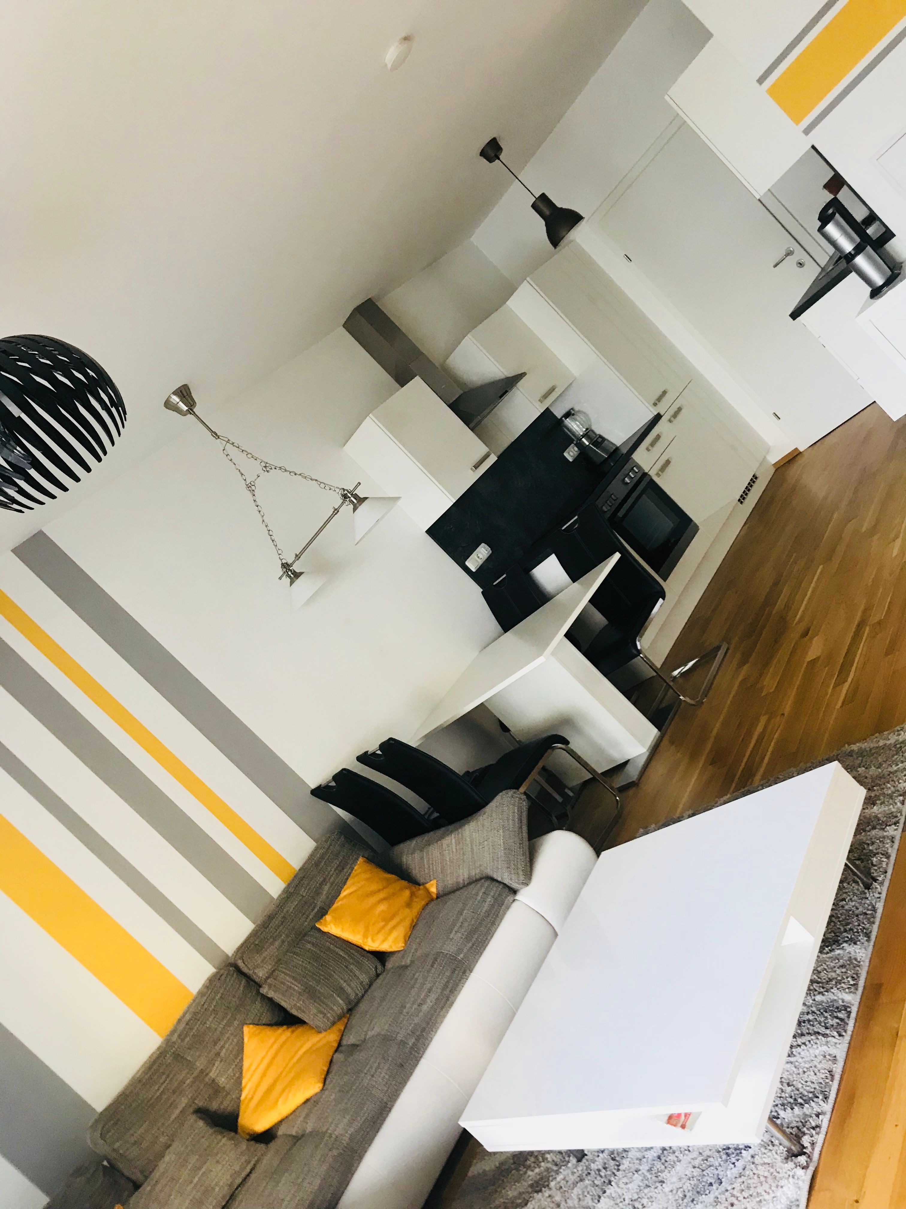 Möblierte 2 Zimmer Wohnung mit Loggia, Terrasse + Eigengarten