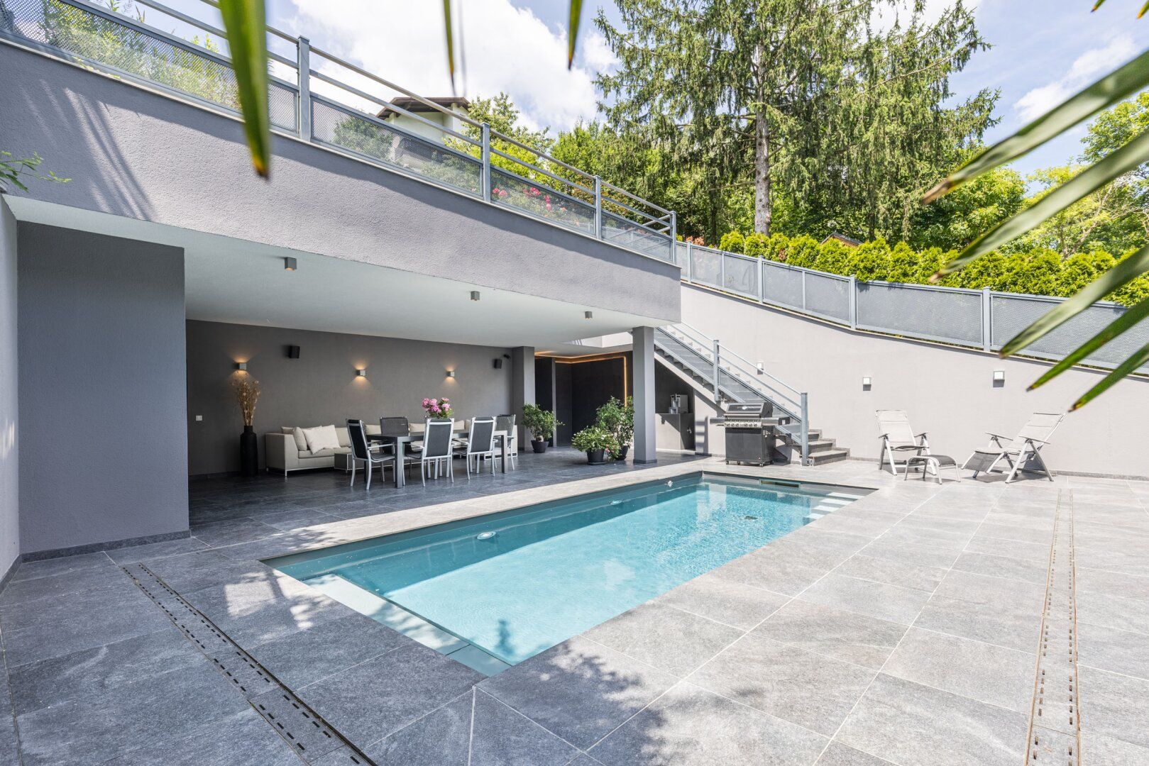 HIER WERDEN TRÄUME WIRKLICHKEIT - UNEINSICHTIGES TRAUMHAUS MIT LIFT, POOL UND WELLNESSOASE IN ABSOLUTER GRÜNRUHELAGE