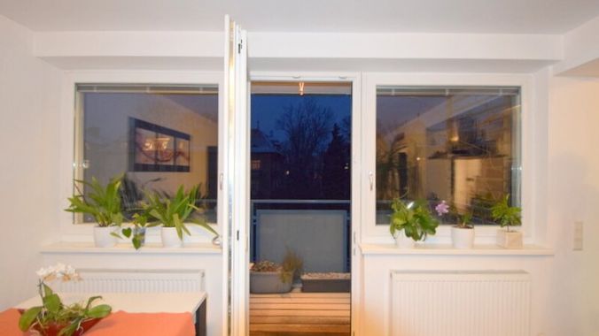 Wohnzimmer mit Balkon