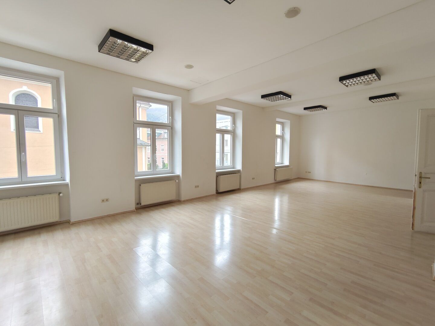 Büro-Praxis - Direkt im Zentrum, Parkplätze vor dem Haus! - Mehr