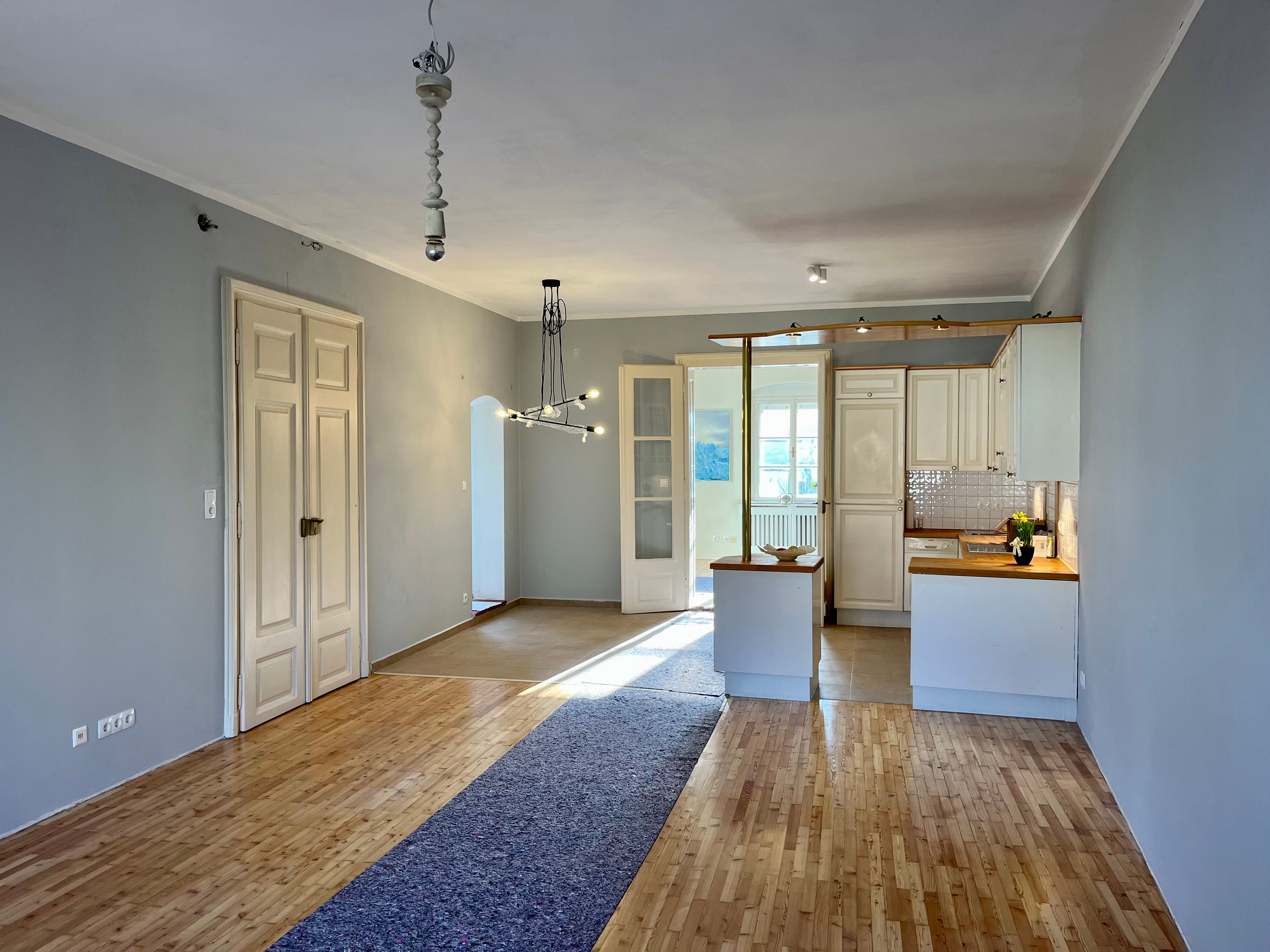 helle Terrassenwohnung in historischem Ambiente
